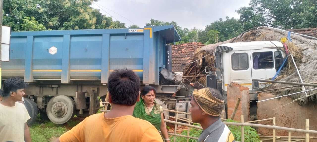 तेज रफ्तार हाइवा घर में घुसा, बड़ा हादसा टला