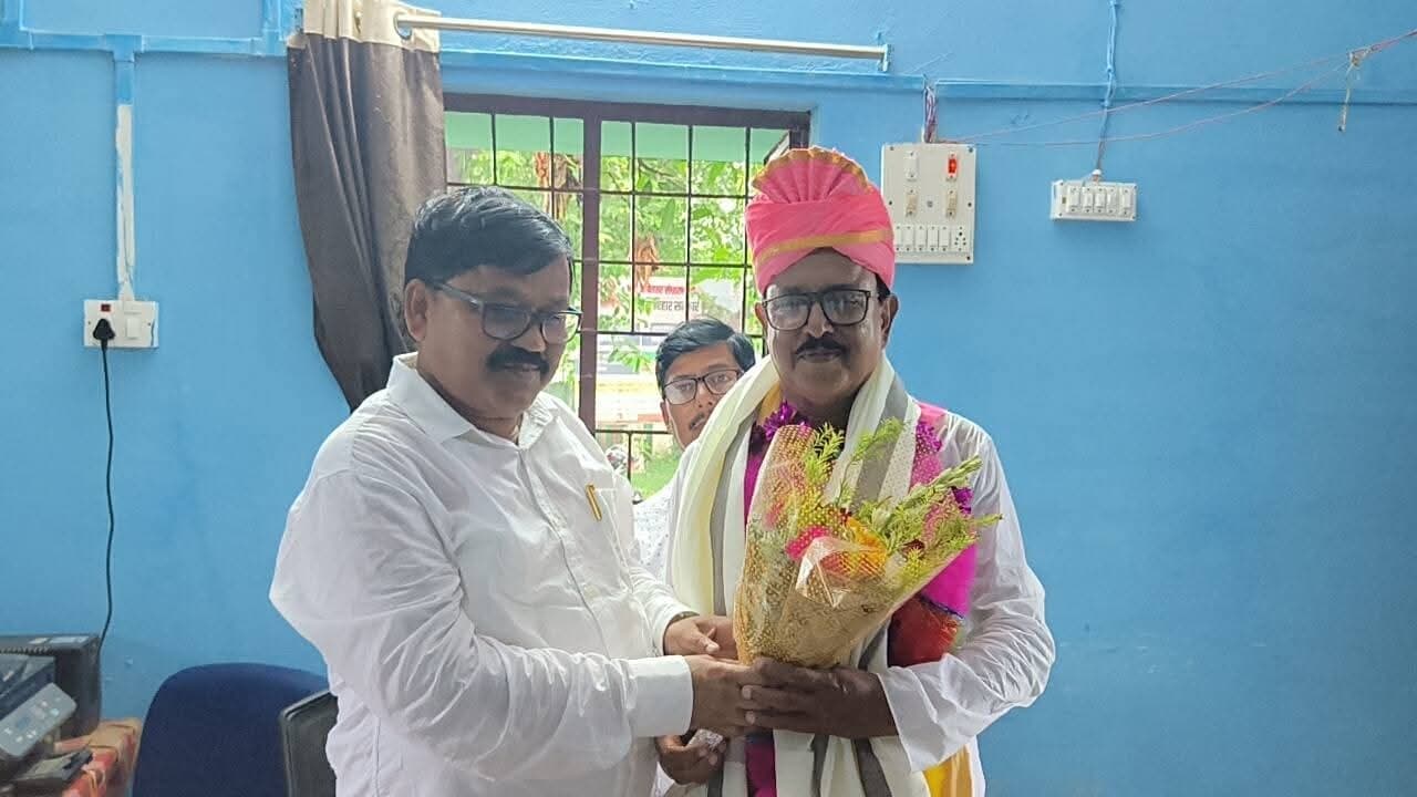 सेवानिवृत्ति पर प्रधानाध्यापक को दी भावभीनी विदाई