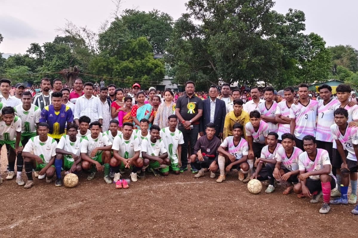 खुंटपानी में फुटबॉल प्रतियोगिता का समापन, विधायक दशरथ गागराई ने विजेता टीम को किया पुरस्कृत