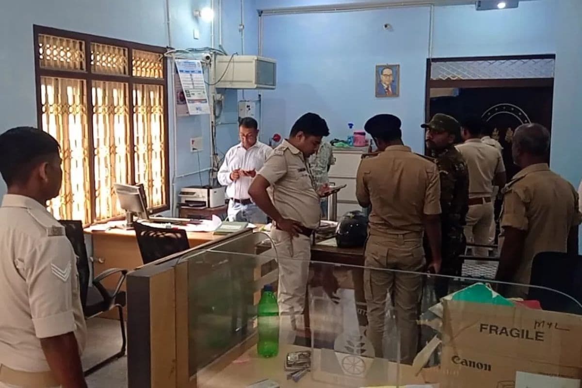 गायघाट: लूट के दूसरे दिन बैंक नहीं पहुंचे ग्रामीण, गिरफ्तारी के लिए छापेमारी कर रही पुलिस