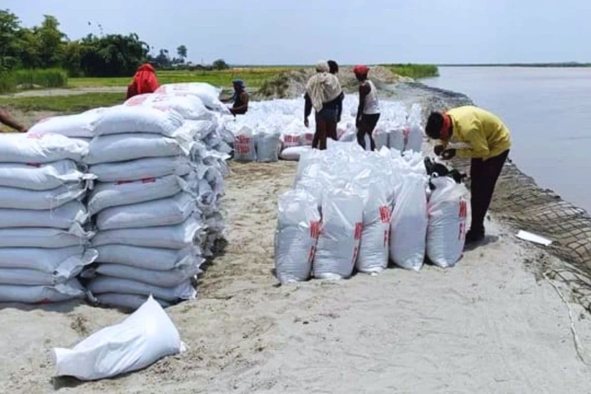 Bihar Flood Alert: पश्चिम चंपारण में गंडक का विकराल रूप! कटाव से दहशत, हजारों परिवार पलायन को मजबूर