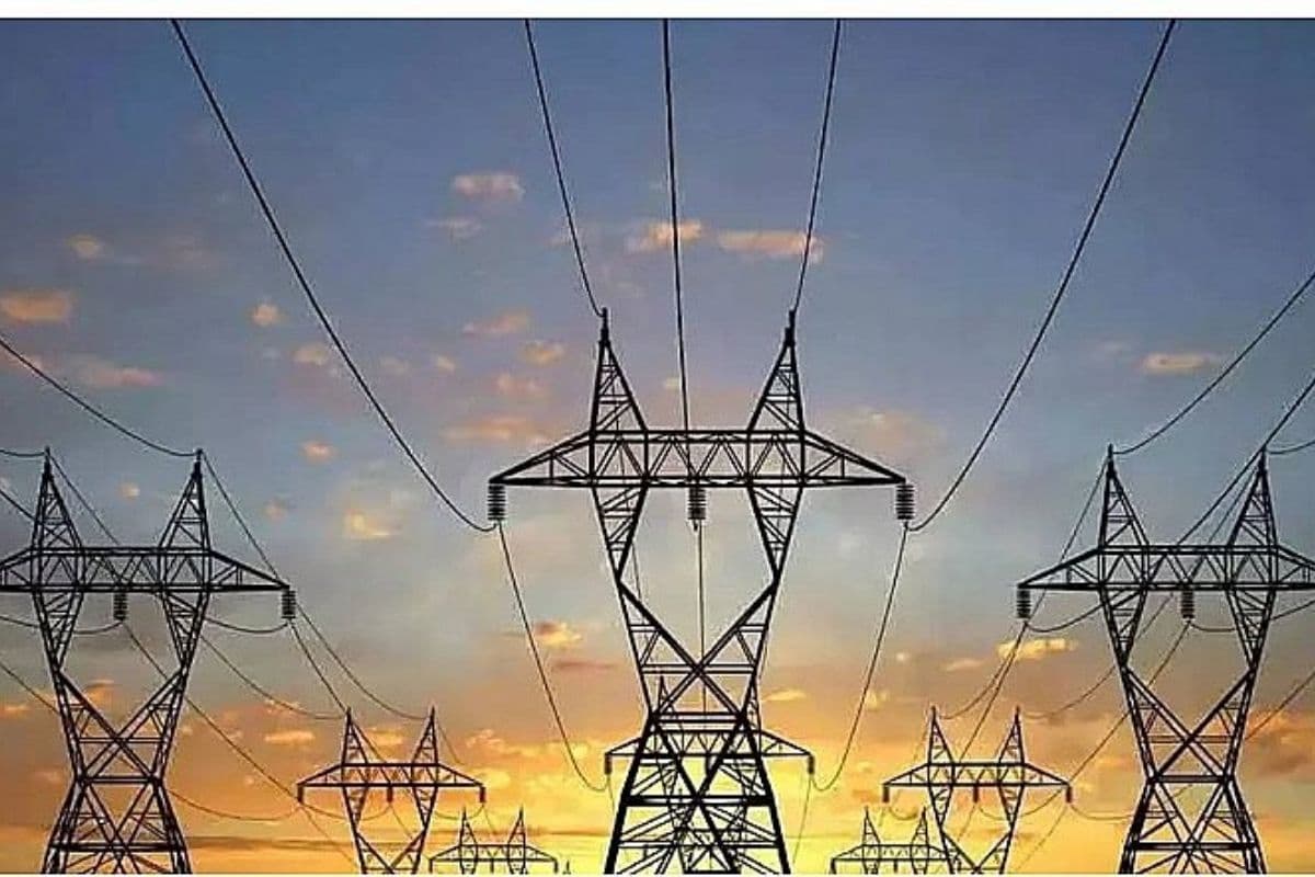 मोतिहारी में हाईटेंशन तार से झुलसकर एक युवती की मौत, आक्रोशित ग्रामीणों ने बिजली विभाग के खिलाफ किया प्रदर्शन