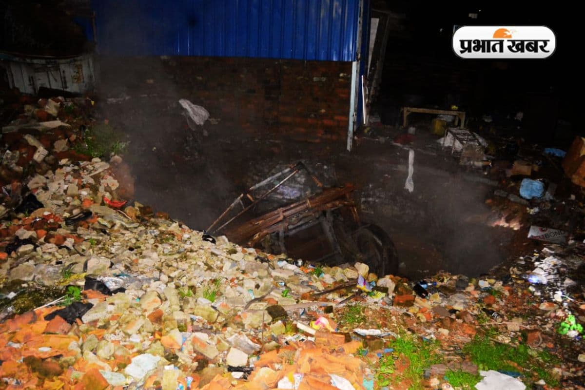 धनबाद में झरिया के इंदिरा चौक पर 8 साल बाद फिर धंसी जमीन, मिनी ट्रक गड्ढे में गिरा