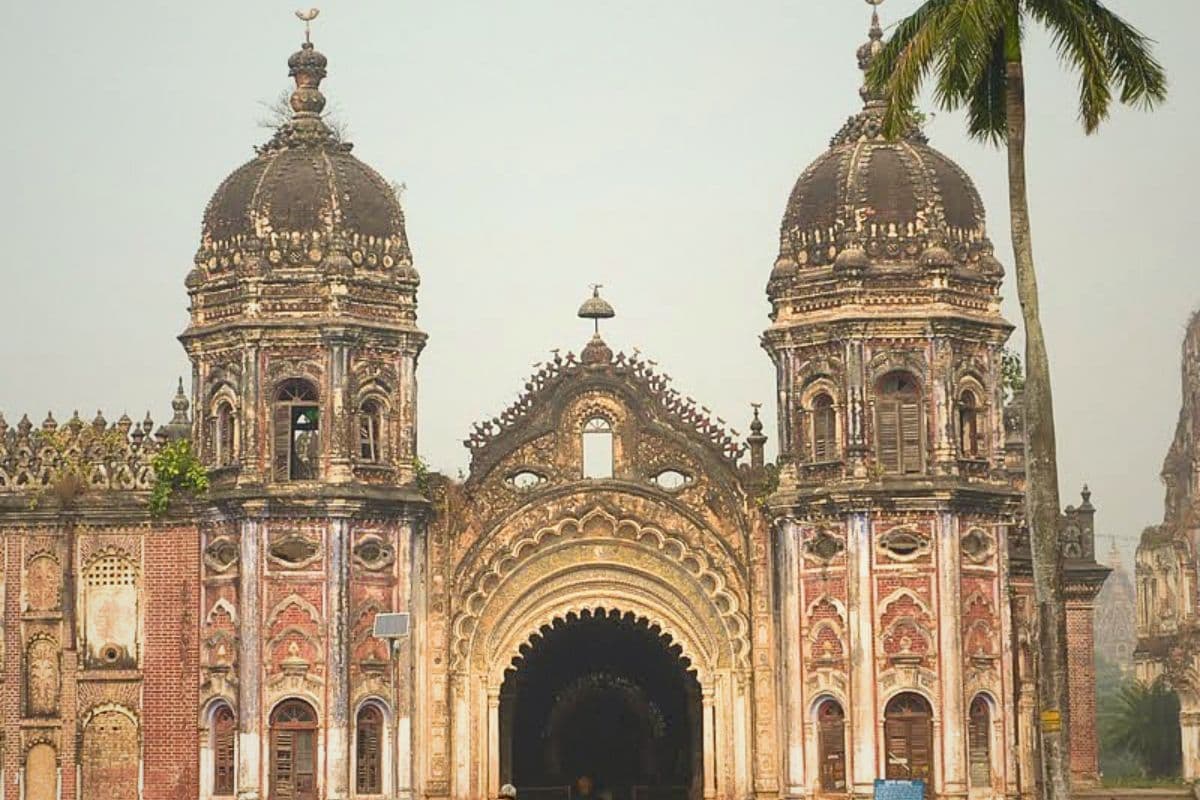 अद्भुत वास्तुकला का प्रतीक है बिहार का यह राज परिसर, मंदिरों और महलों की नक्काशी देख लोग रह जाते हैं दंग