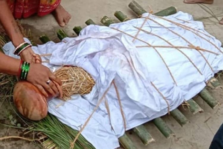 हाय रे जमाना! 6 बेटे होने के बाद भी मुखाग्नि को तरसती रही मां, अंतिम संस्कार से पहले बंटवारा चाहते थे सभी