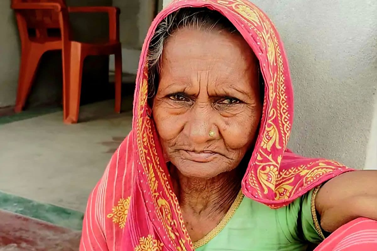 कुंभ मेले में परिवार से बिछड़ी, 4 महीने बाद मिली बुजुर्ग महिला, सड़क पर भटक रही थी तो शिक्षक लाया अपने घर...