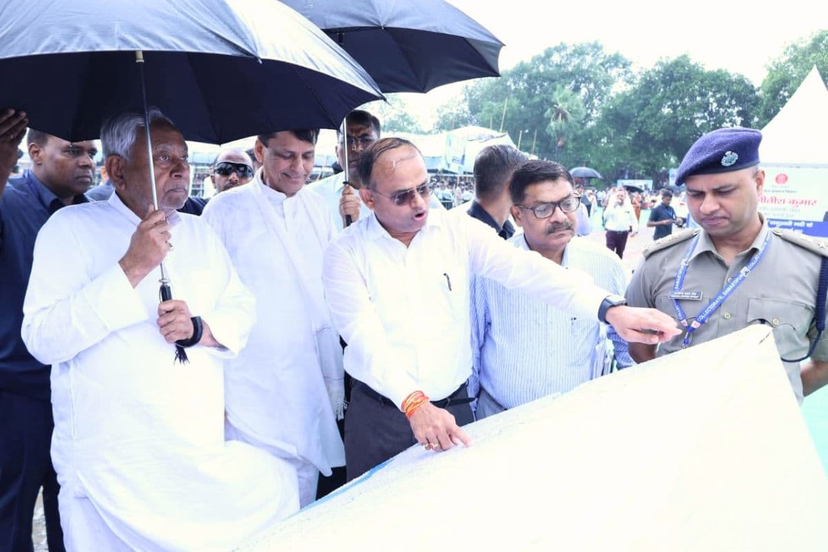 CM Nitish Gift: बारिश में भीगते पहुंचे CM नीतीश, समस्तीपुर में 364 करोड़ की दो योजनाओं का किया शिलान्यास