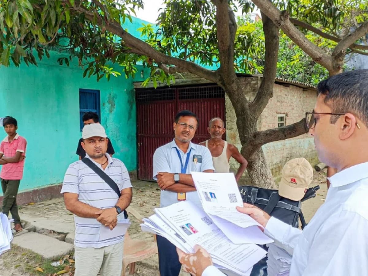 मुजफ्फरपुर में बिना भरे ही ऑनलाइन सबमिट दिख रहा फॉर्म, 60 से ज्यादा बीएलओ के वेतन पर रोक