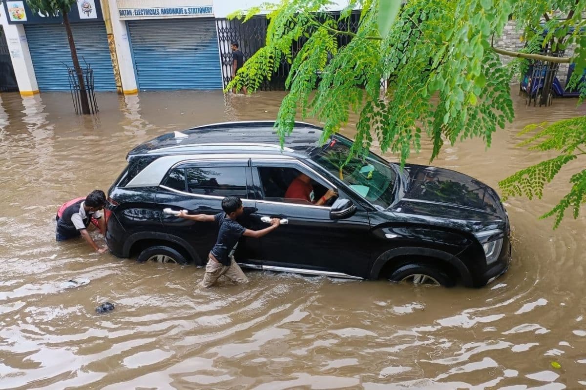 Patna Heavy Rain: पटना में झमाझम बारिश से शहर बेहाल, डिप्टी सीएम आवास तक में घुसा पानी, आधा दर्जन फ्लाइट्स लेट