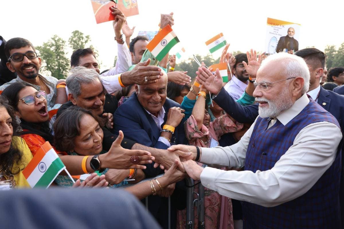 PM Modi UK Visit : ब्रिटेन में लगे मोदी–मोदी के नारे, प्रधानमंत्री के पहुंचने पर किया गया जोरदार स्वागत