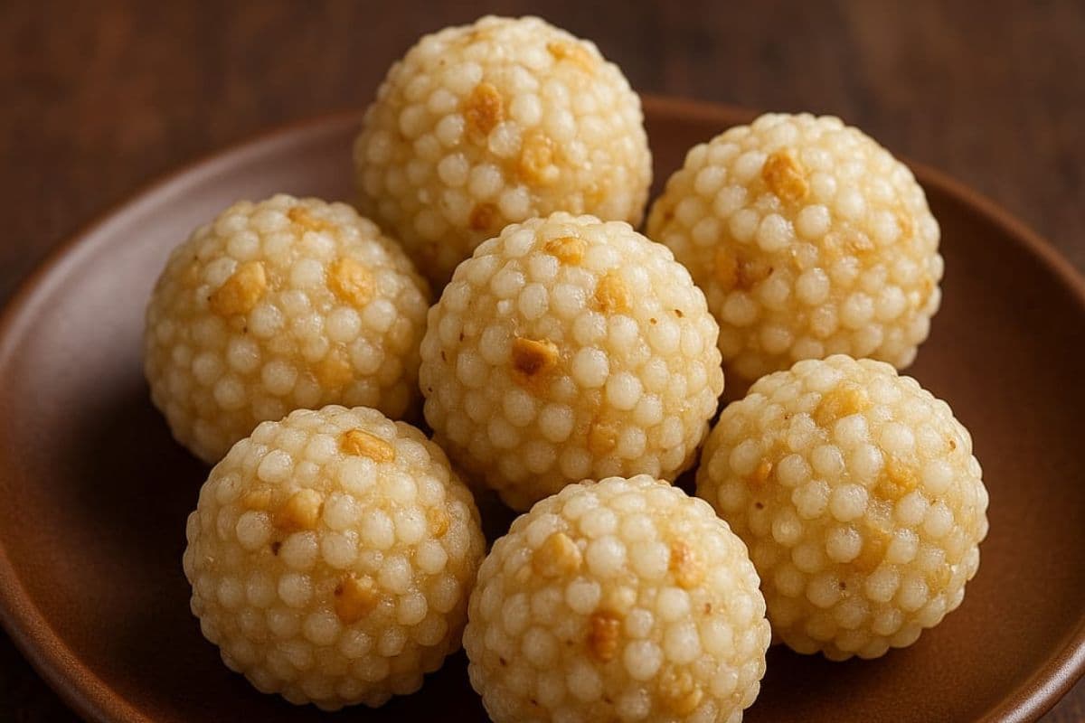 Sabudana Ladoo: व्रत में बनाएं एनर्जी और स्वाद से भरपूर साबूदाना के लड्डू 