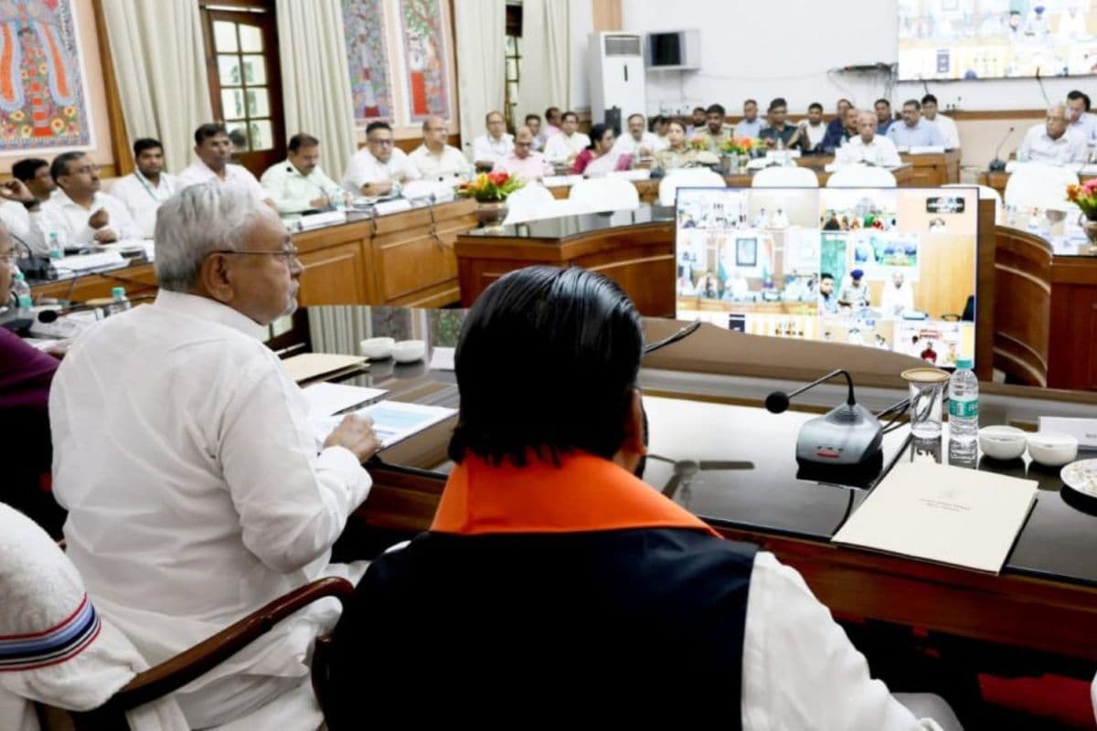 बिहार में बाढ़ से हाहाकार: सीएम ने की हाईलेवल मीटिंग, अधिकारियों को अलर्ट पर रहने का आदेश