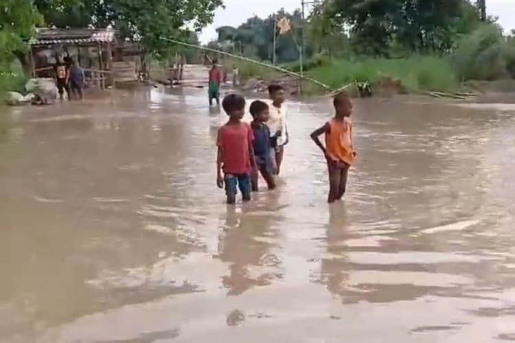 औराई में बागमती का जलस्तर बढ़ने से बिगड़े हालात, घरों तक पहुंचा बाढ़ का पानी