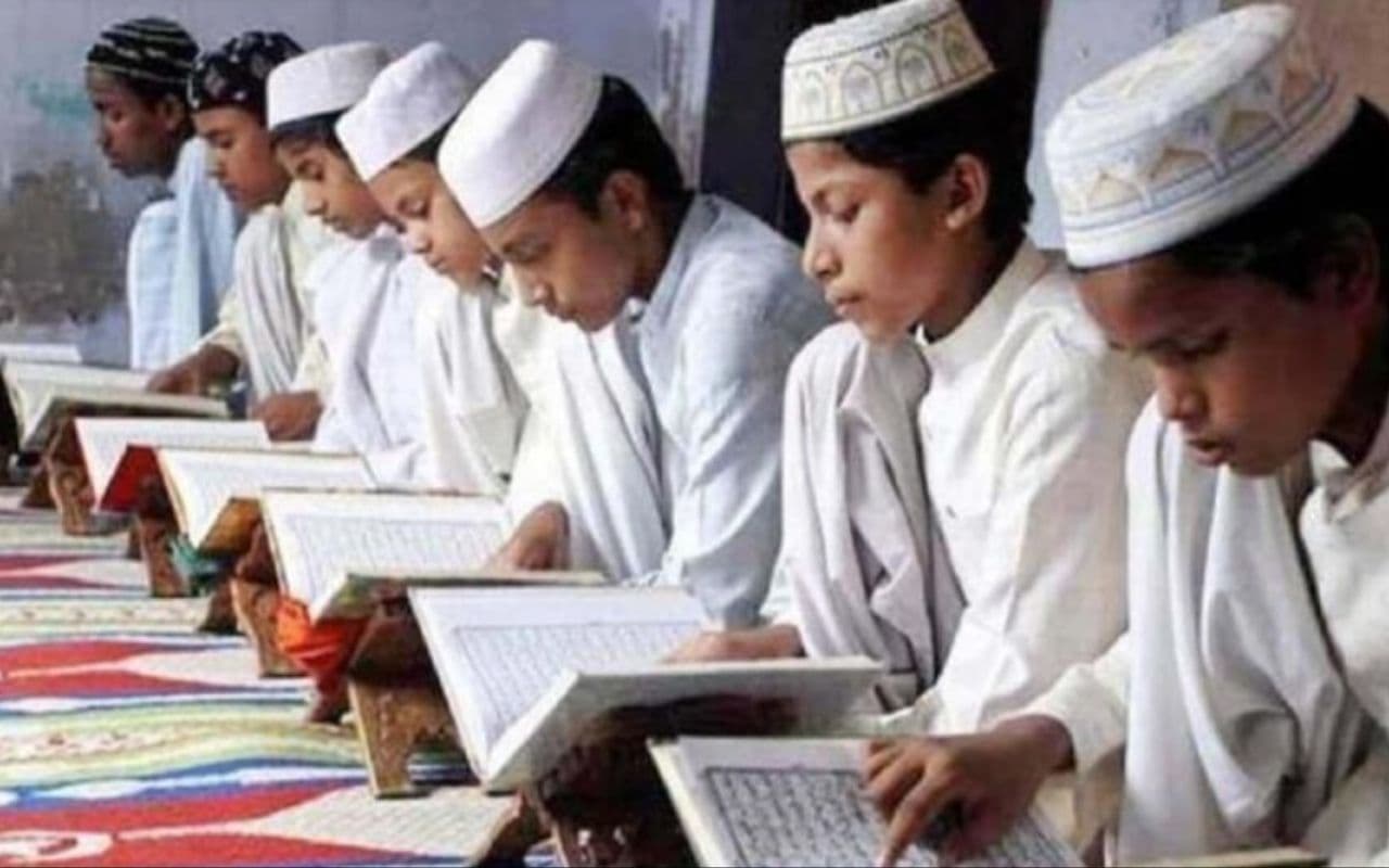 Bihar News: सीतामढ़ी समेत 22 जिलों के मदरसों की जांच पूरी, अभी तक बोर्ड को नहीं भेजी गई रिपोर्ट