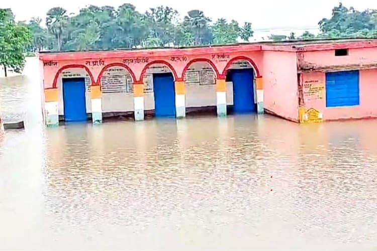 Bihar News: मोतिहारी के स्कूलों में भरा गंदा पानी,बच्चों की पढ़ाई ठप, सिस्टम चुप