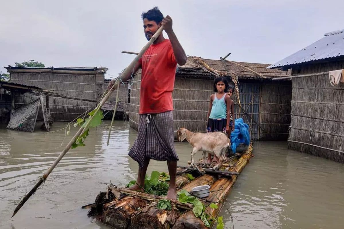 समस्तीपुर में बाढ़ की मार में डूबे कई गांव, सड़क किनारे तंबुओं में रहने को मजबूर लोग