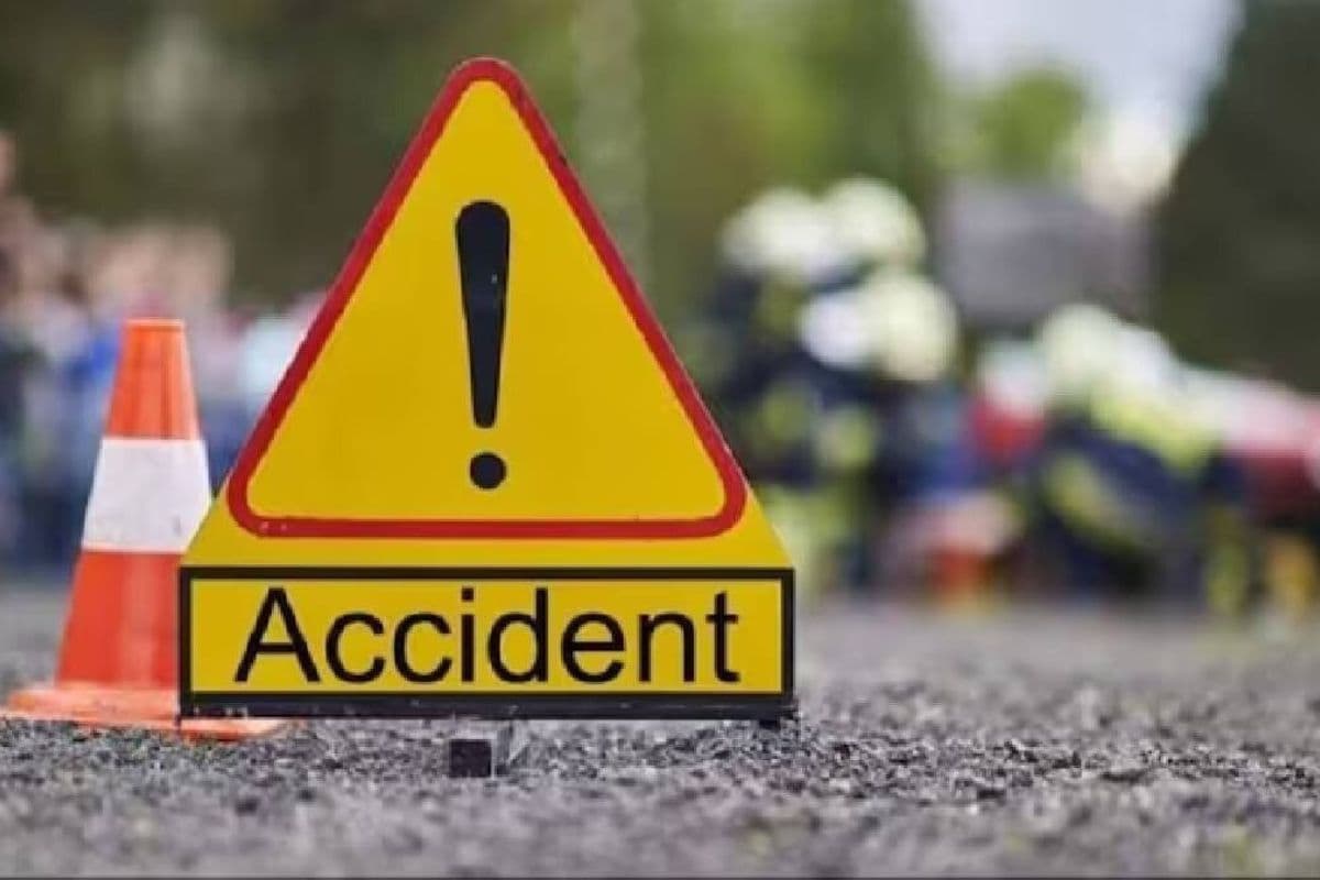 बाइक पर तलवार लहराकर स्टंट कर रहे थे युवक, तभी...