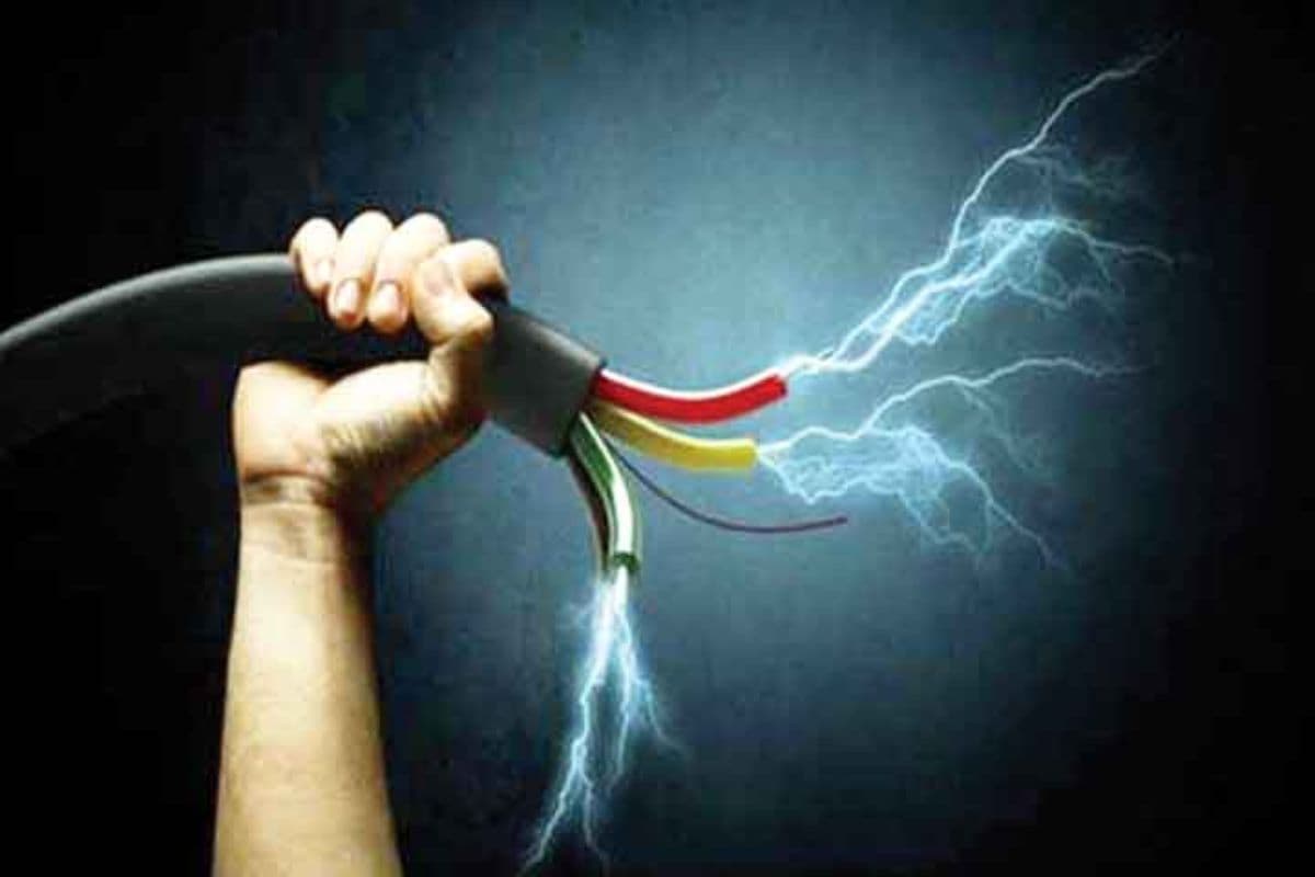 बिहार में करंट लगने से एक ही परिवार के तीन की गई जान, जिंदगी और मौत से जूझ रही मासूम