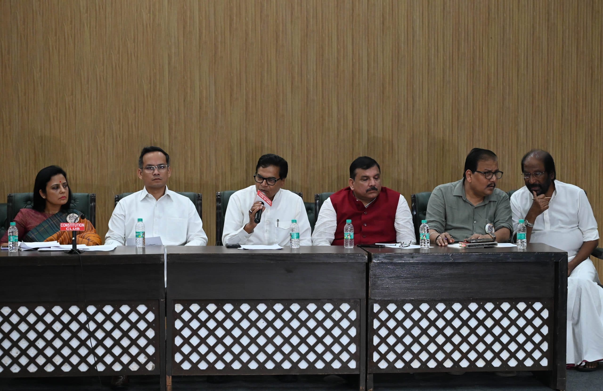 Election Commission: चुनाव आयोग को विपक्ष के सवालों का देना होगा जवाब 