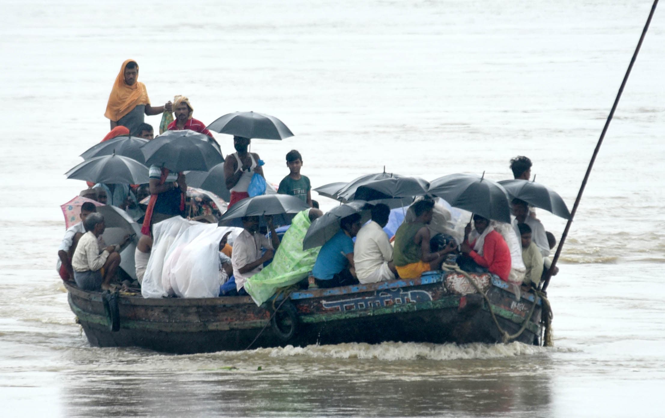 Photos: पटना में गंगा का उफान नहीं थम रहा, सीढ़ी घाट के सड़क पर पहुंच गया बाढ़ का पानी