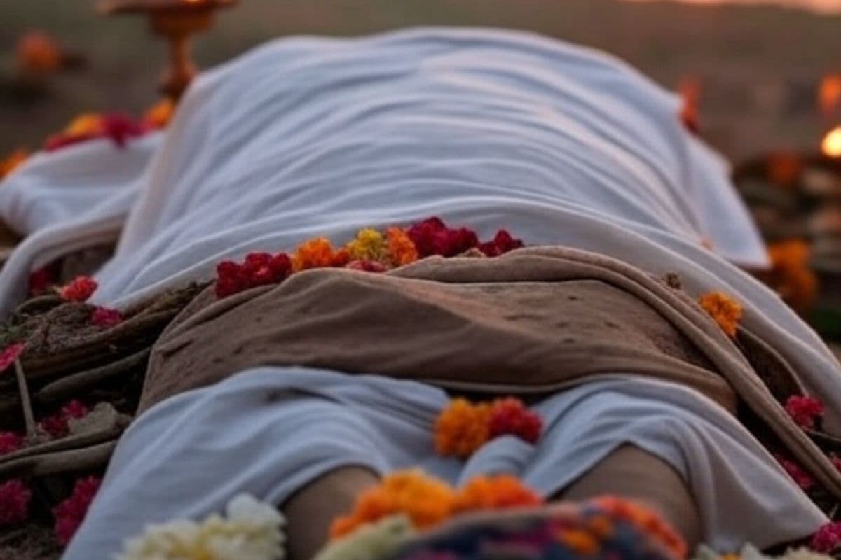 Dead Body Toe Tie: हिंदू धर्म में मृत्यु के बाद क्यों बांधे जाते हैं पैरों के अंगूठे? जानें वजह