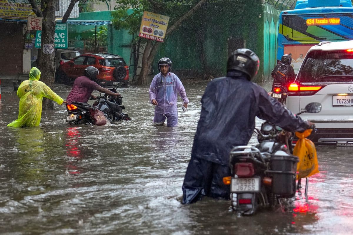 Heavy Rain Alert: अगले 72 घंटे भारी से बहुत भारी बारिश, गरज चमक के साथ छींटे, तूफानी हवा की चेतावनी