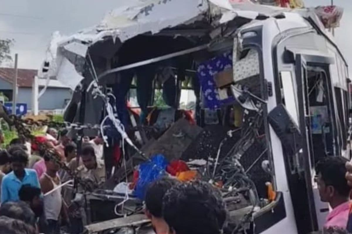 पश्चिम बंगाल में बस-ट्रक की टक्कर, 10 श्रद्धालुओं की मौत, कई घायल