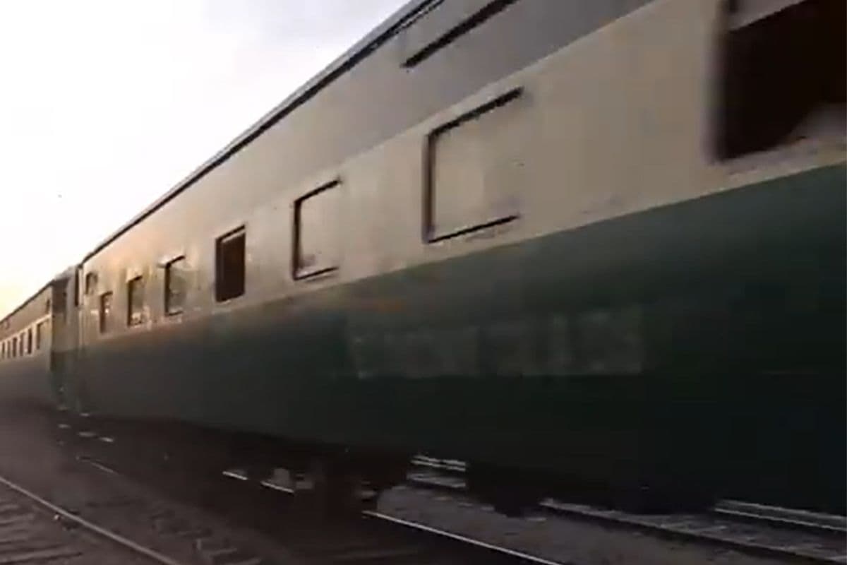 Pakistan Train Accident: पाकिस्तान में बड़ा ट्रेन हादसा, अवाम एक्सप्रेस के 4 डिब्बे पटरी से उतरे, एक यात्री की मौत, 33 घायल