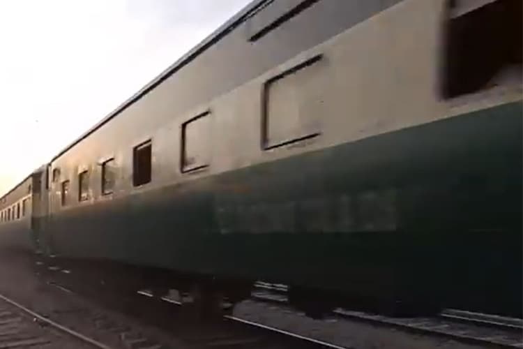 Pakistan Train Accident: पाकिस्तान में बड़ा ट्रेन हादसा, अवाम एक्सप्रेस के 4 डिब्बे पटरी से उतरे, एक यात्री की मौत, 33 घायल