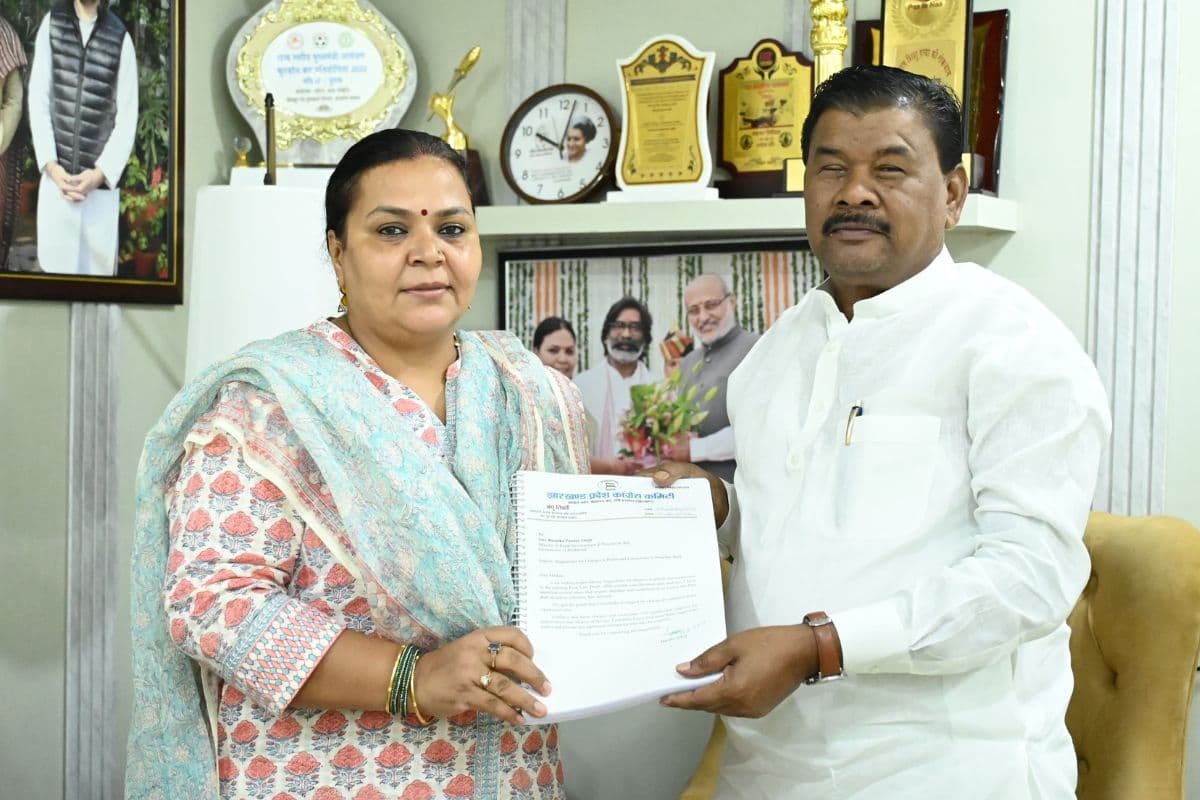 झारखंड की मंत्री दीपिका पांडेय सिंह से मिले बंधु तिर्की, पेसा कानून के प्रारूप में संशोधन के लिए सौंपा ये दस्तावेज