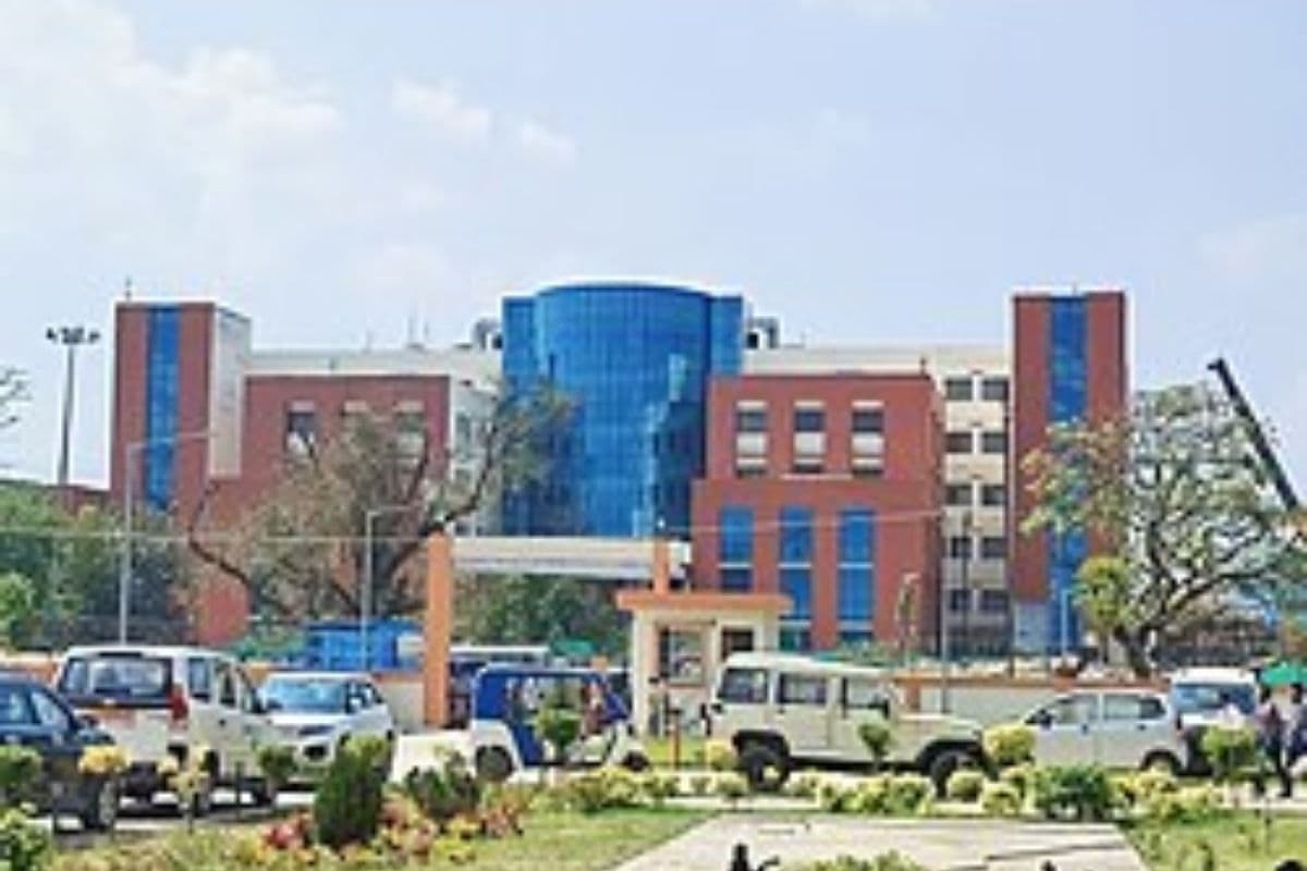 स्ट्रैचर नहीं, दोनों पैर पकड़कर घसीटते हुए मॉर्चुरी तक ले गए, 4 दिन से गायब थे रिटायर्ड कर्मी