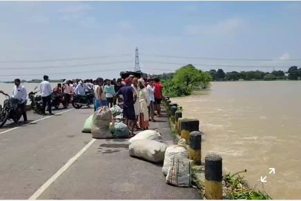 Bihar Flood: रील बनाने के चक्कर में पानी की तेज धार में बह गया घर का बड़ा बेटा, आरा में दिखने लगा बाढ़ का विकराल रूप