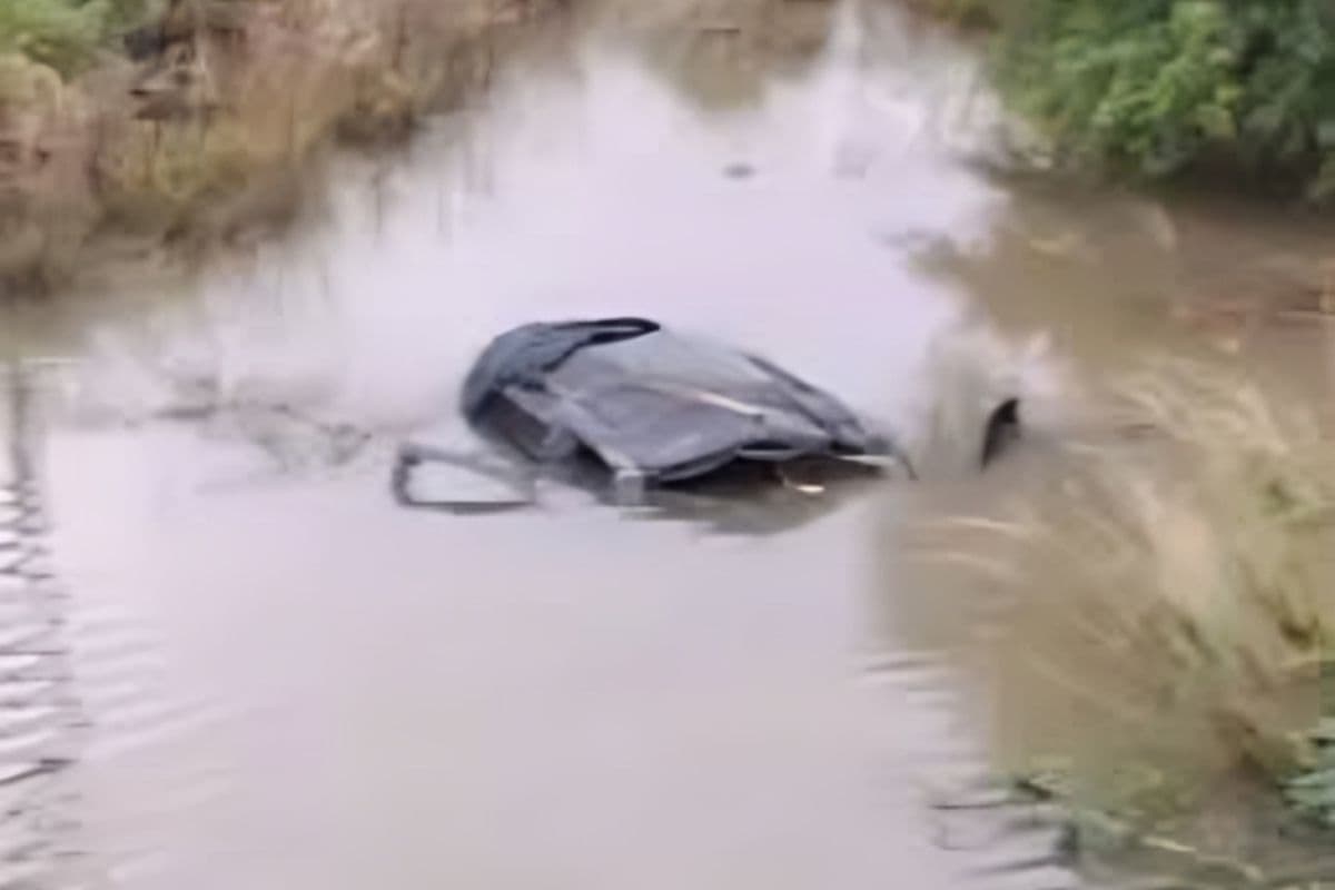 Bihar News:पानी भरे गड्ढे में समाई कार, पटना से लौट रहे तीन दोस्तों ने गंवाई जान