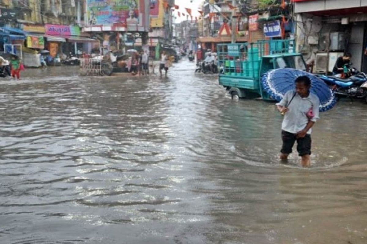 धंसी सड़कें घुटनों तक पानी, मुजफ्फरपुर में दो दिन की बारिश ने उड़ा दी नगर निगम की नींद
