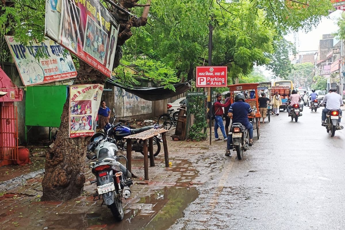 Bihar News: गया जी में पार्किंग ढूंढते रह जाएंगे, निगम के चिन्हित जगह पर फिर से गुमटी और फुटपाथी दुकानों ने किया अवैध कब्जा