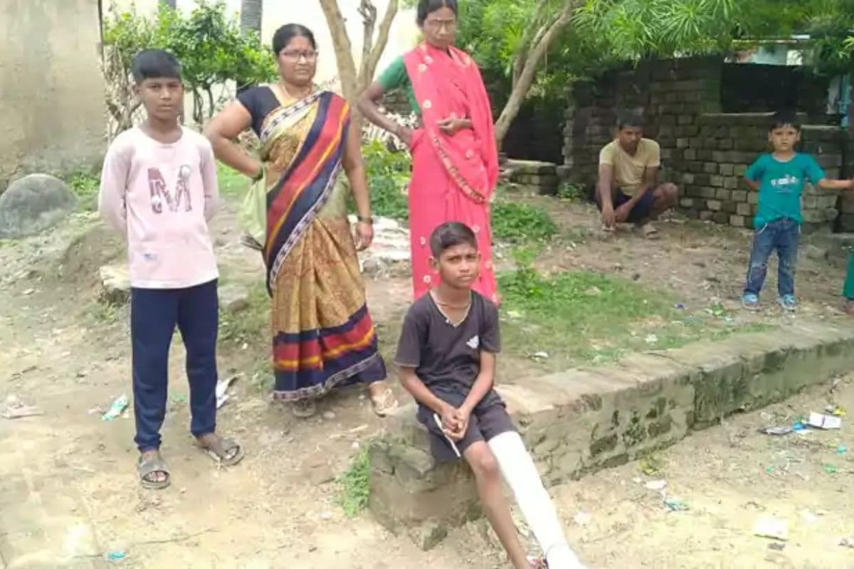 बिहार के स्कूल में झाड़ू नहीं लगाने पर छात्र की बेरहमी से पिटाई , पैर टूटने के आरोप पर लोगों ने काटा बवाल