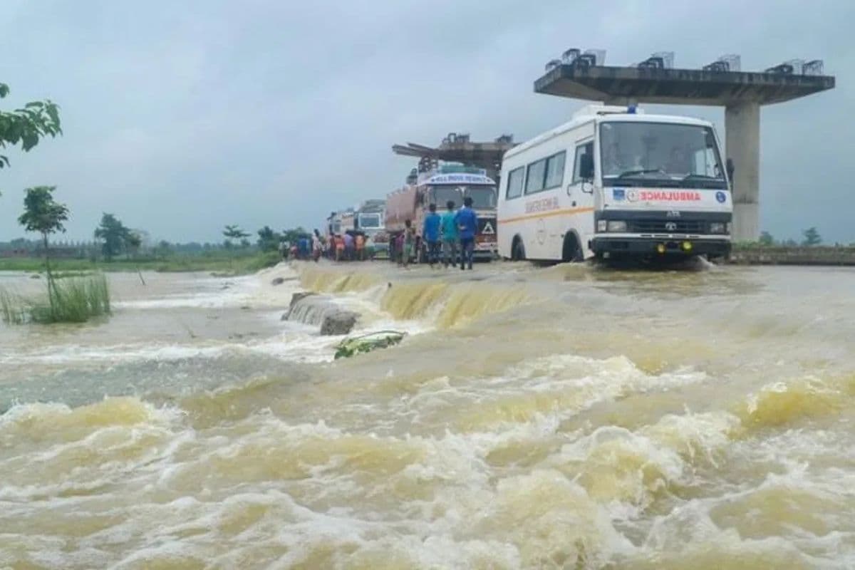 Bihar Weather Today: बिहार में बाढ़-बारिश का कहर, 8 जिलों में मूसलाधार अलर्ट, 10 नदियां उफान पर
