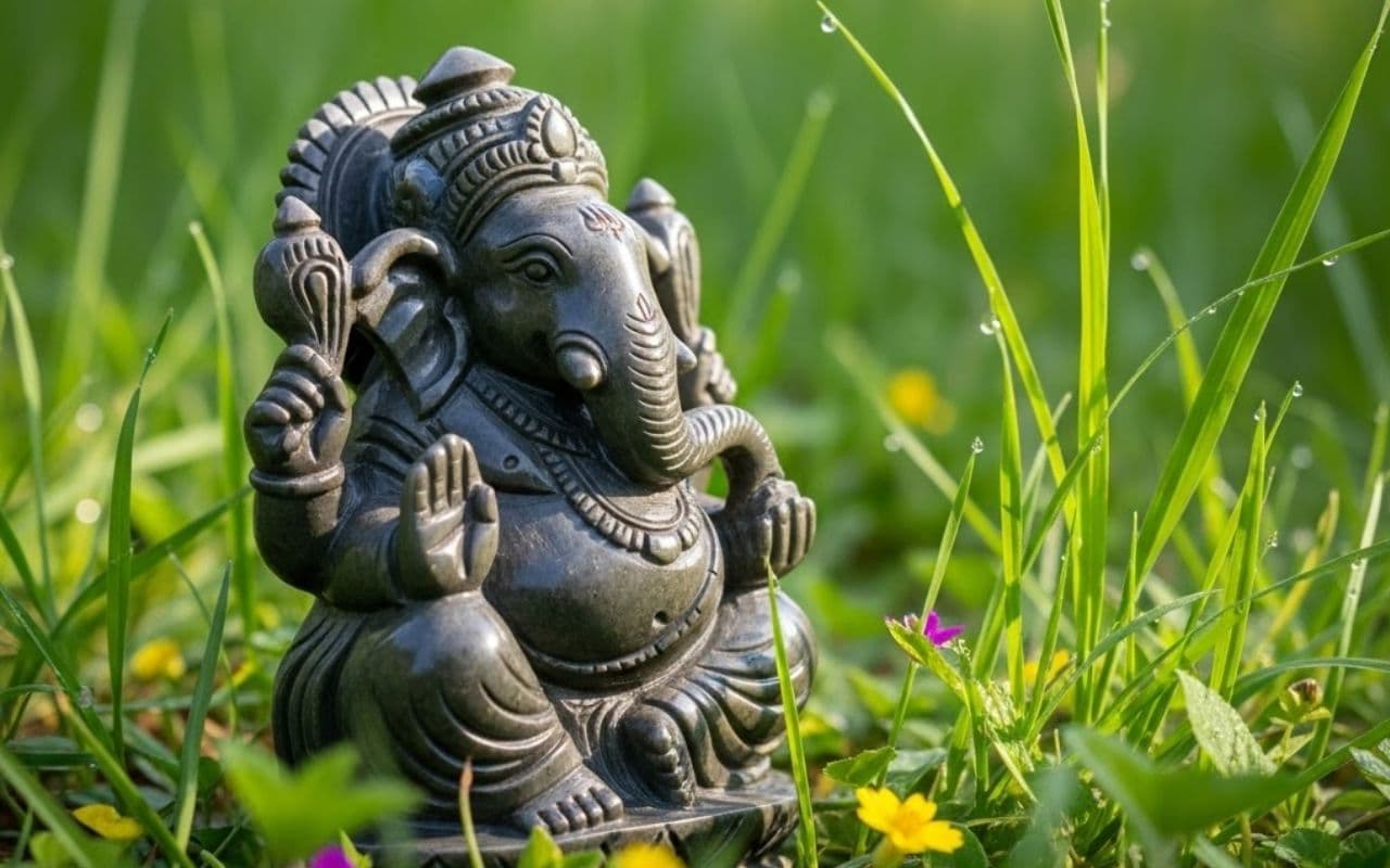 Budhwar Upay: बुधवार को गणेश जी पर दुर्वा अर्पित करने से मिलने वाले चमत्कारी लाभ