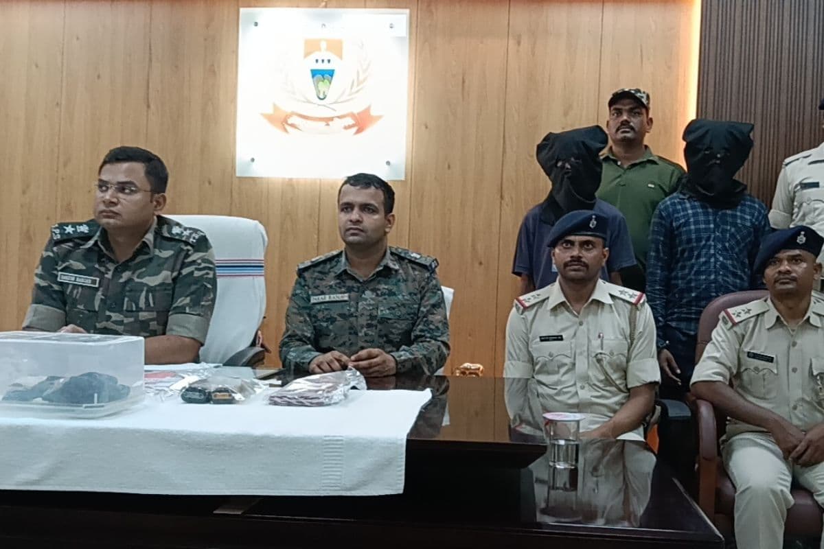 CPI Maoist News: झारखंड में भाकपा माओवादी के खिलाफ बड़ी सफलता, हथियार के साथ दो नक्सली अरेस्ट