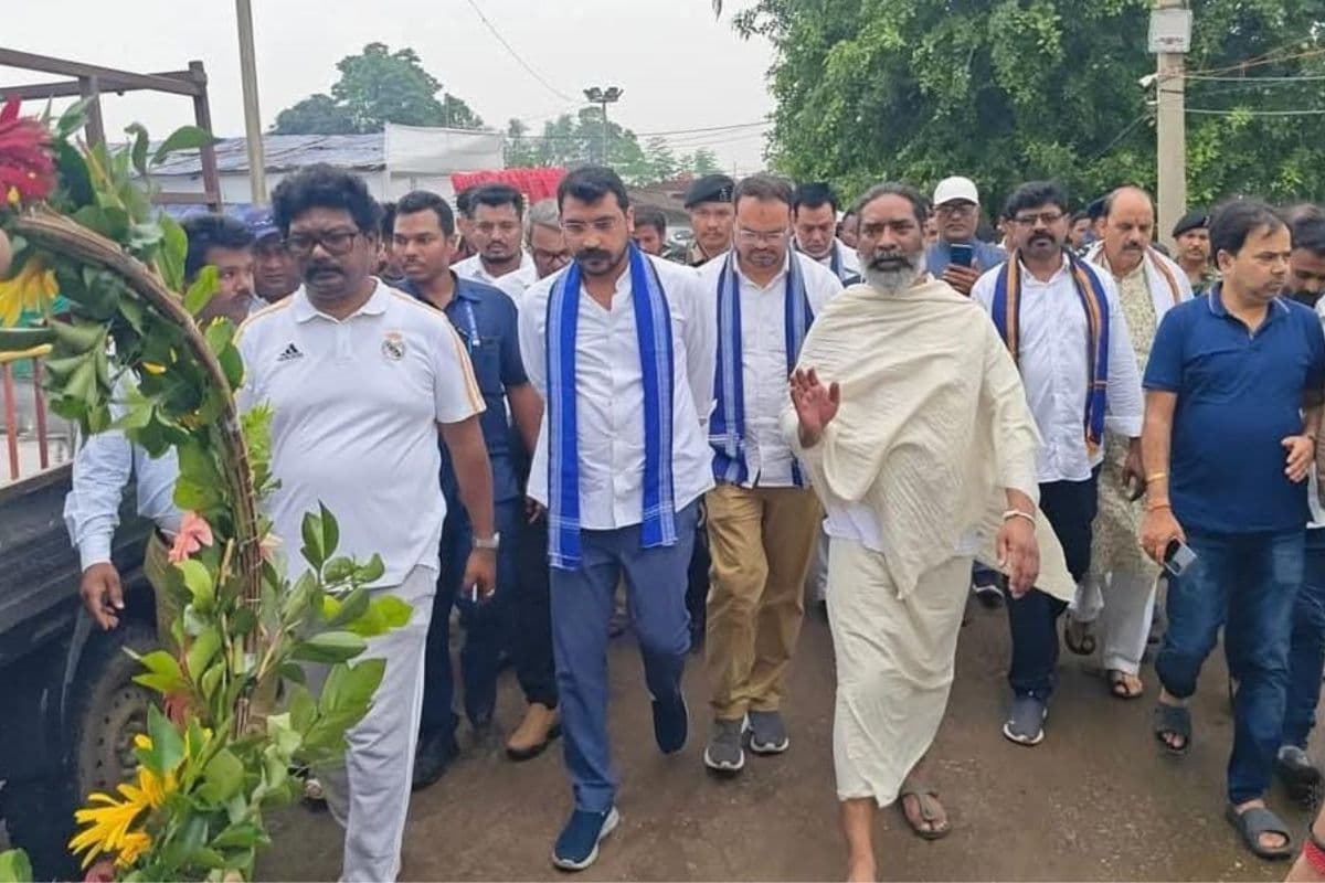 दिशोम गुरु शिबू सोरेन को श्रद्धांजलि देने नेमरा पहुंचे MP चंद्रशेखर आजाद रा‍वण, हेमंत सोरेन और कल्पना से मिले