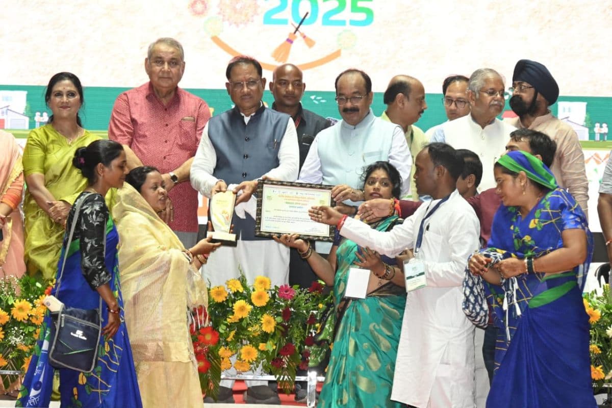 सीएम साय ने पैर पखारकर स्वच्छता दीदियों का किया सम्मान, 260 करोड़ रुपए से अधिक के विकास कार्यों का लोकार्पण