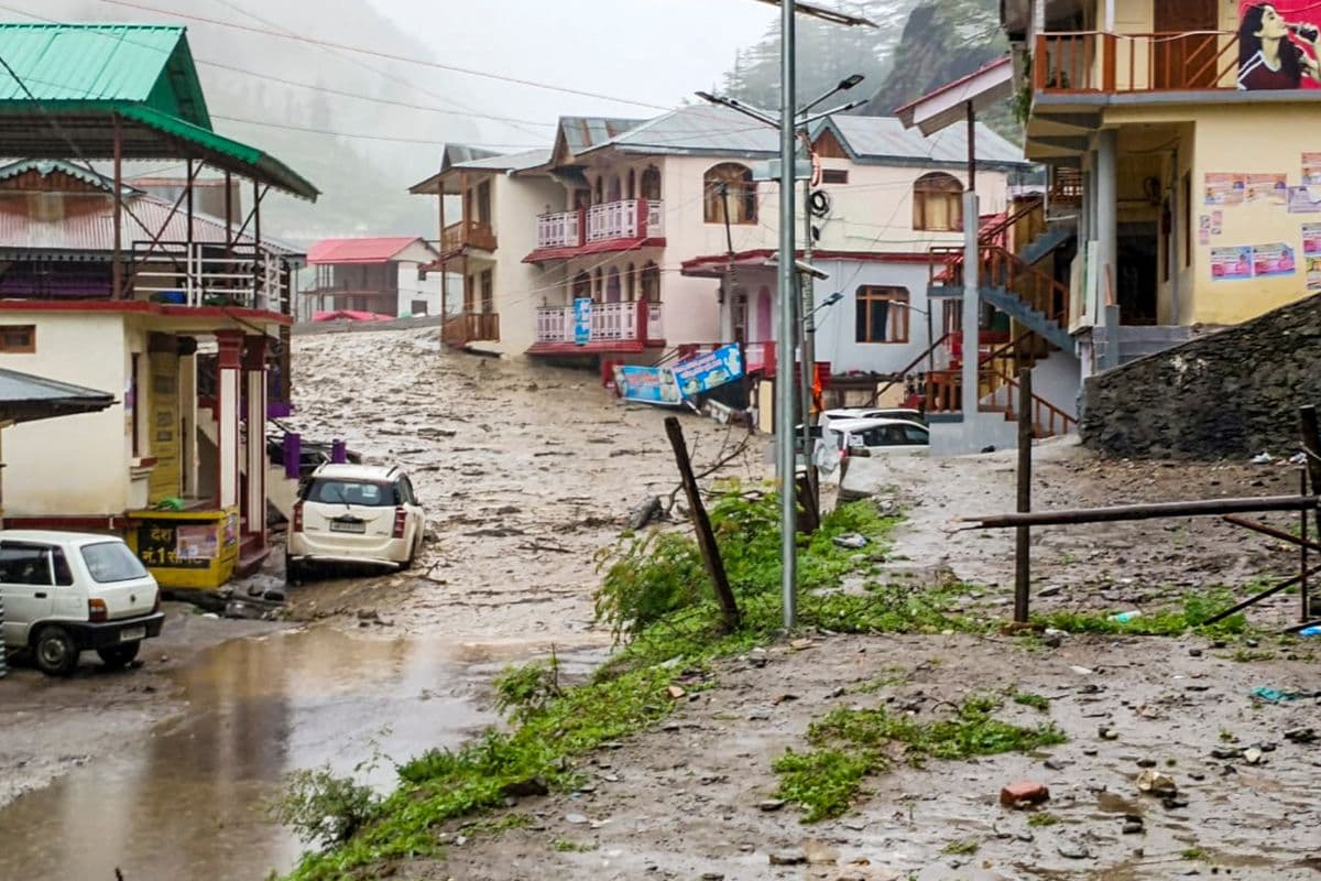 Cloud Burst: उत्तराखंड में बादल फटने से तबाही, कई घर और होटल तबाह, मलबे में दबकर 4 लोगों की मौत