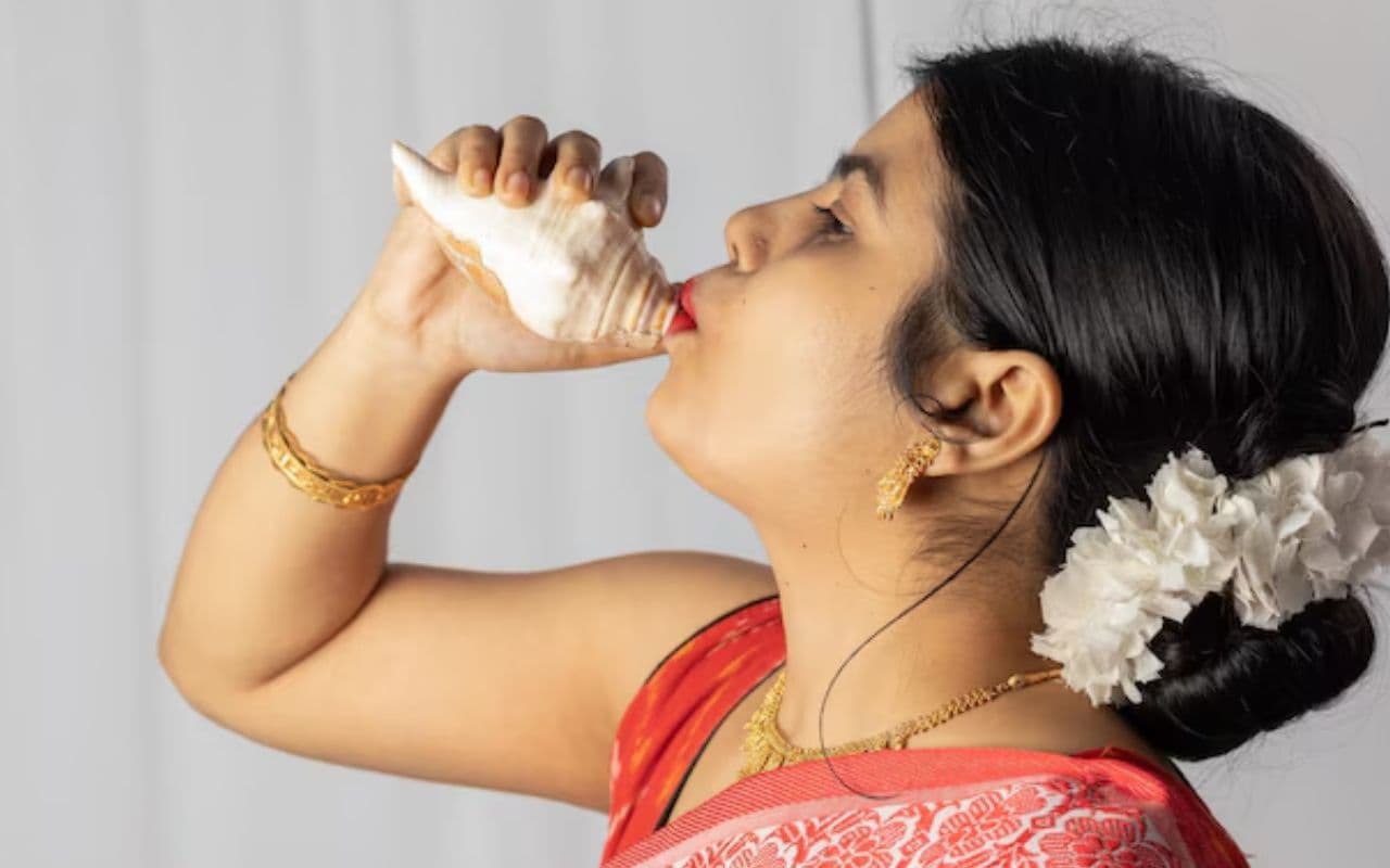 Conch Shell: शंख है सुख-शांति, समृद्धि और सकारात्मक ऊर्जा का प्रतीक, राशि के अनुसार ऐसे करें खरीददारी