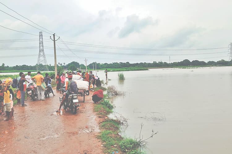 Bihar Flood Video: टापू बन गए बेगूसराय के ये गांव, मेन रोड को भी बाढ़ के पानी ने घेरा...