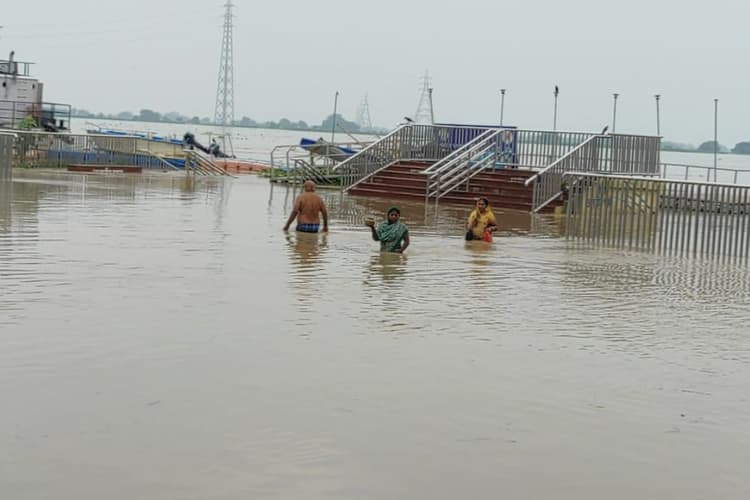 Photos: बिहार की नदियों का पेट भरा, लाल निशान के ऊपर बह रही गंगा-गंडक-कोसी में जबरदस्त उफान