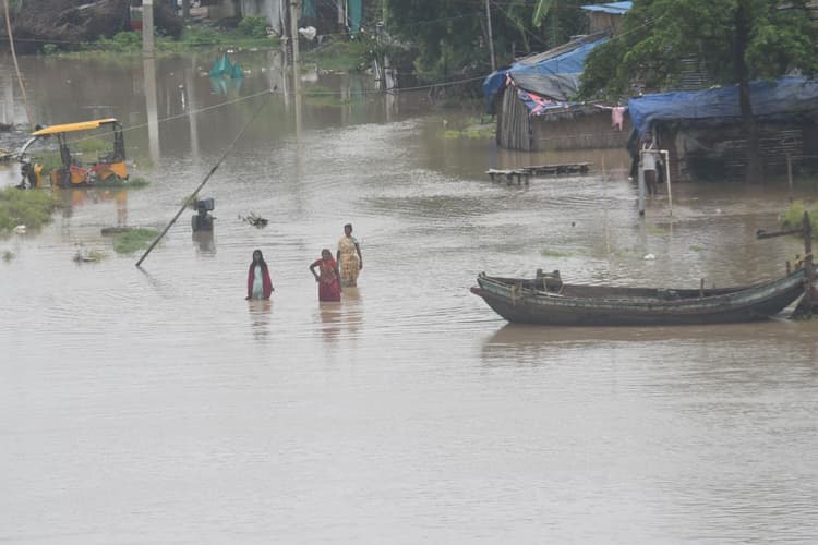 Photos: 12 तस्वीरों में देखें बिहार में गंगा का रौद्र रूप, पटना-भागलपुर में भी घरों में घुसा बाढ़ का पानी
