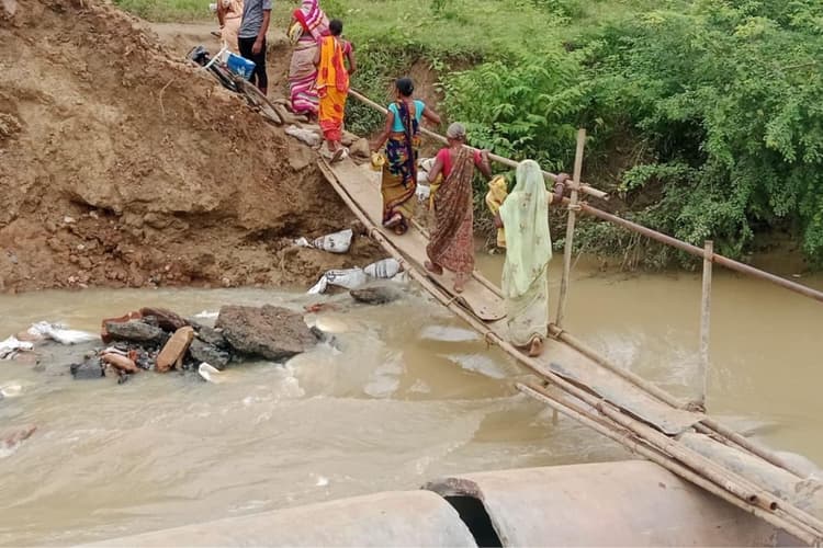 Photos: मुंगेर में बाढ़ की तबाही का मंजर, डूबने से बच्चों की मौत, जान जोखिम में डालकर चल रहे लोग