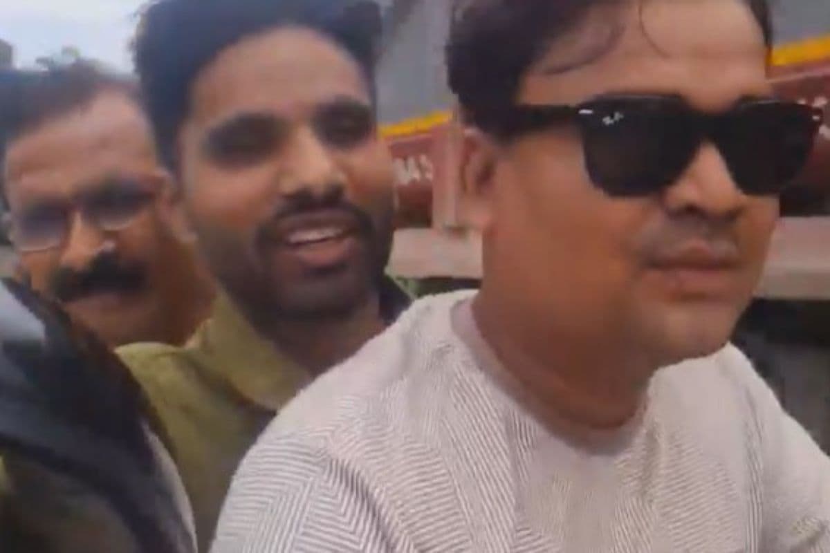 Video: बिहार में जाम में फंसे विधायक को बाइक पर लिफ्ट दिया, फिर सवालों की कर दी बौछार