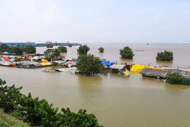 Bihar Flood: बिहार में डेंजर लेवल के ऊपर ही बह रही गंगा-कोसी समेत कई नदियां, बाढ़ से बिगड़े हालात