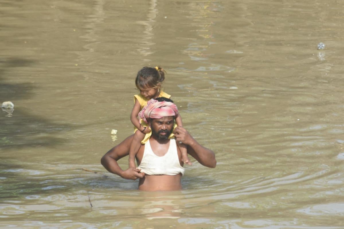 पटना के दानापुर में बाढ़ से टापू बने 7 पंचायत, घरों में घुसा पानी, चल रहे नाव और स्टीमर